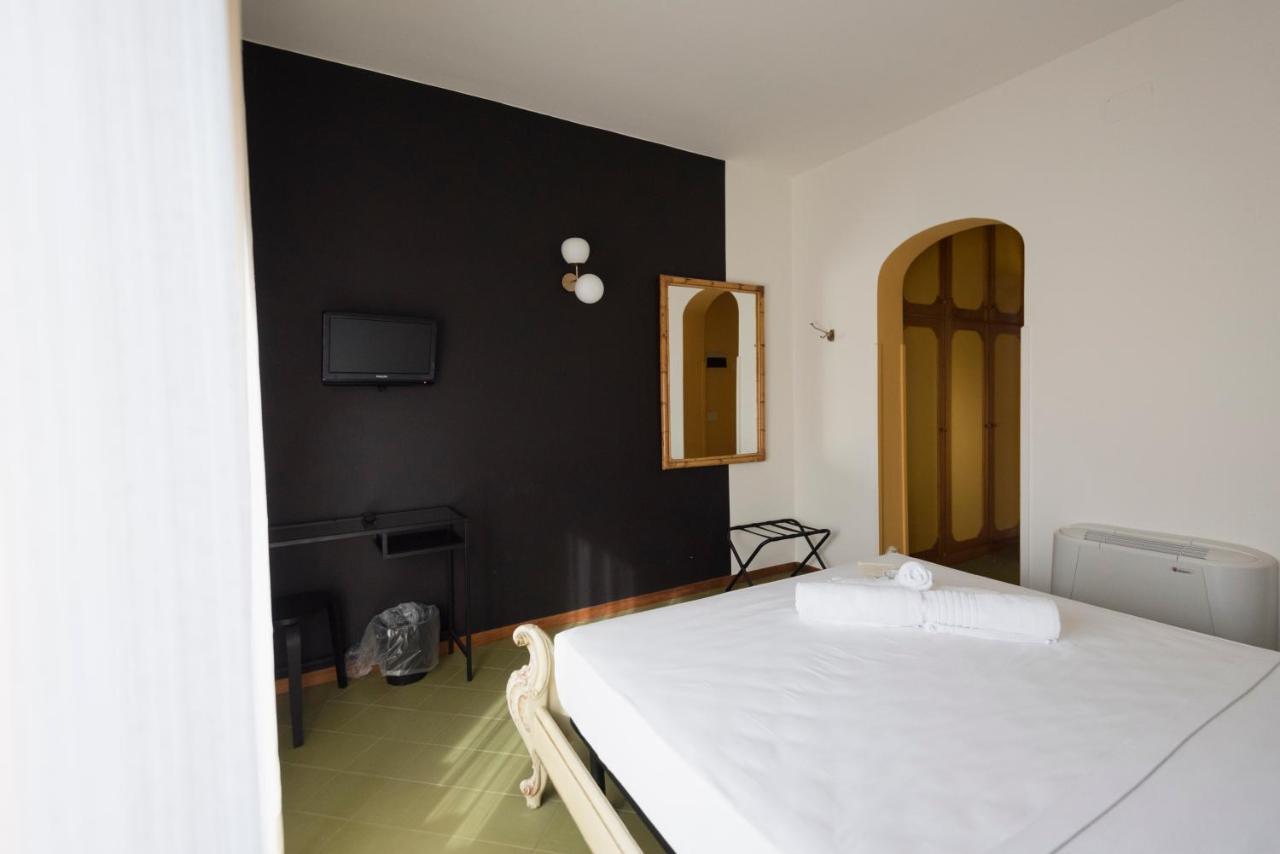 Mami Sabaudia Hotel エクステリア 写真