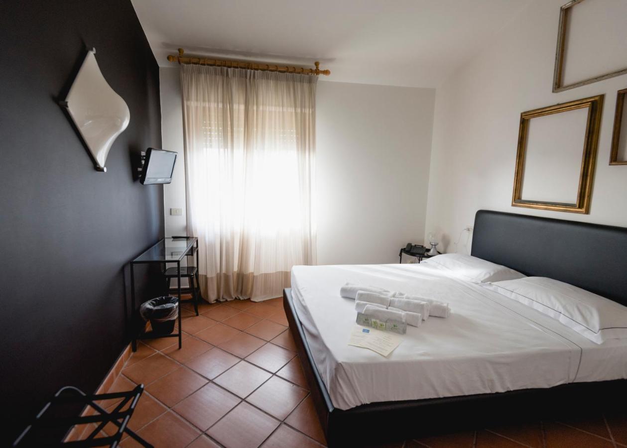 Mami Sabaudia Hotel エクステリア 写真