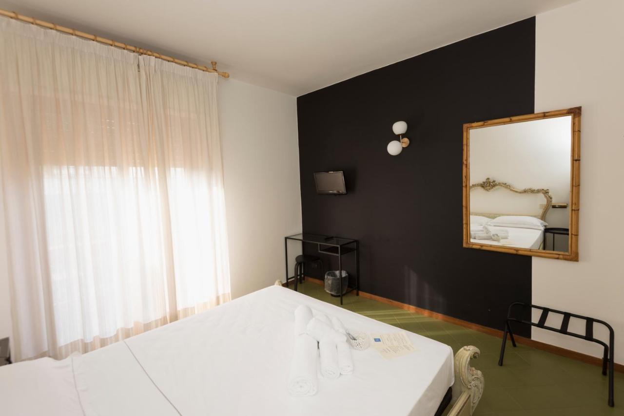 Mami Sabaudia Hotel エクステリア 写真